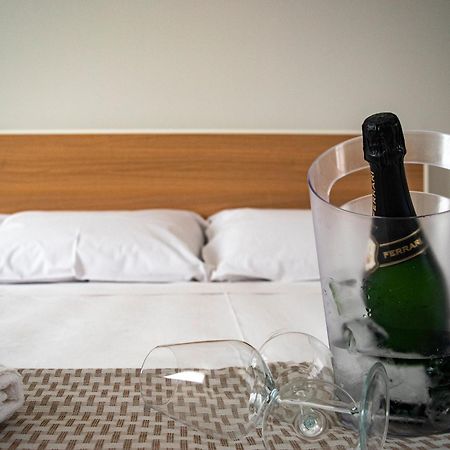 Ferrari Rooms & Apartments Порто Чезарео Екстериор снимка