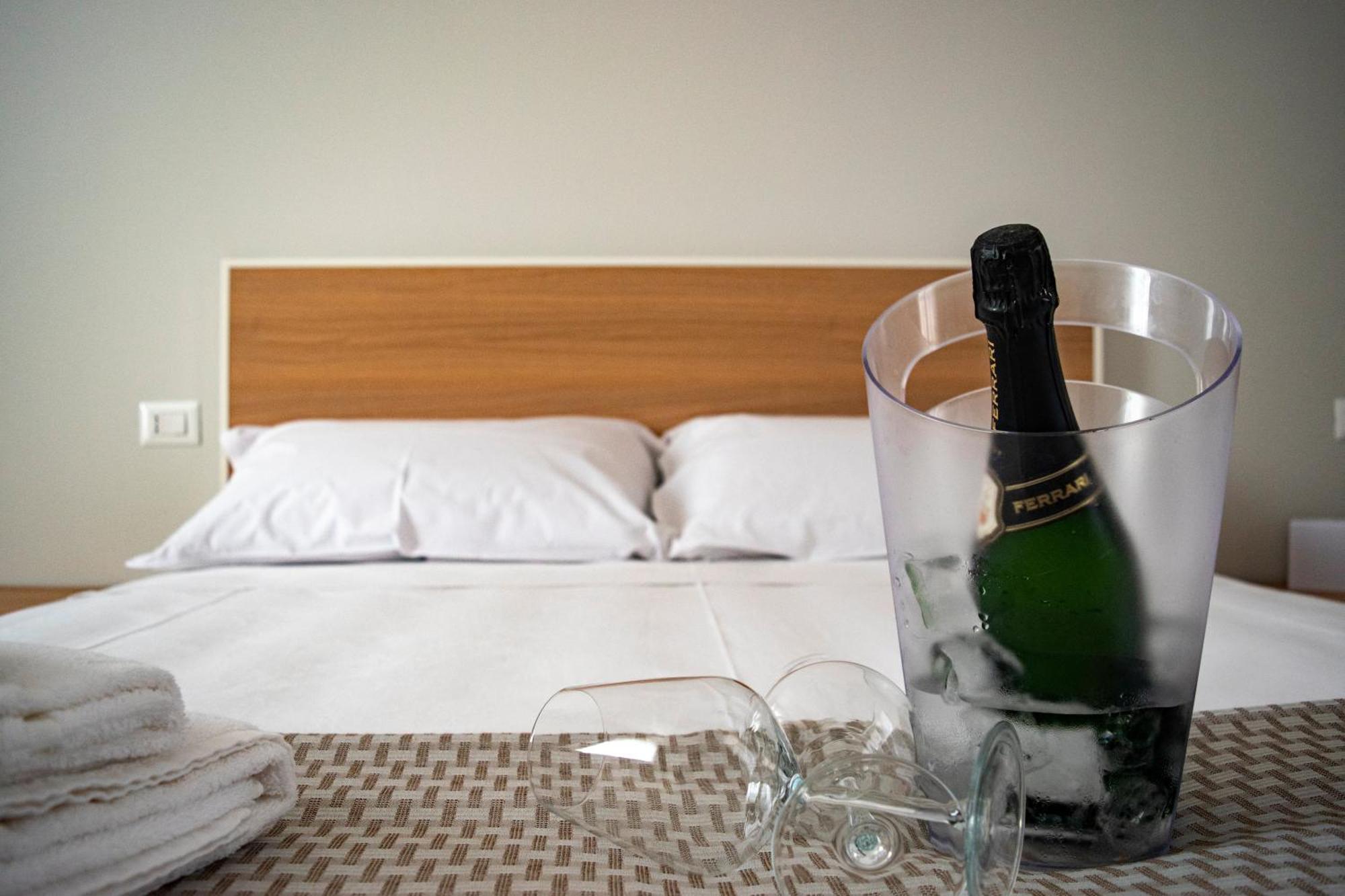 Ferrari Rooms & Apartments Порто Чезарео Екстериор снимка
